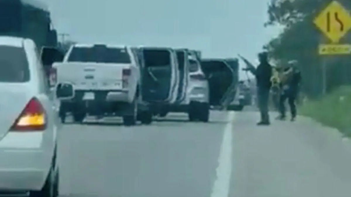 Grupo armado secuestra a 23 personas en tramo carretero de Ocozocoautla